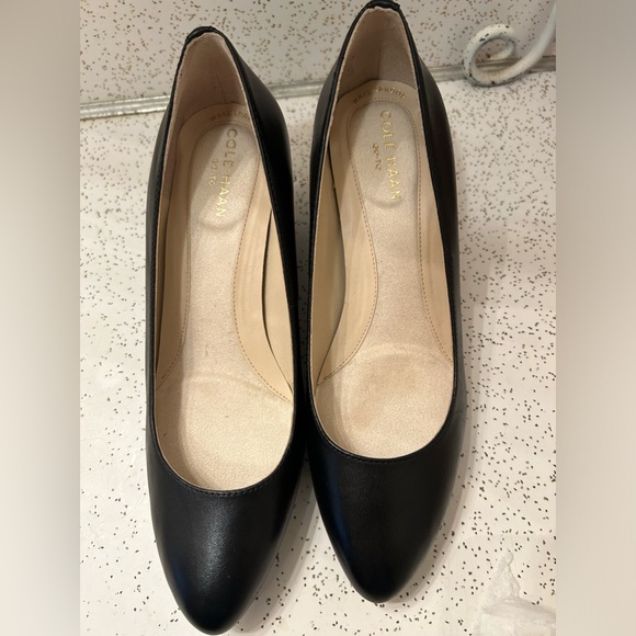 5 1/2  ladies Cole Haan style : classic - GO TO size 5 1/2 B like new Black heel - Picture 5 of 6
